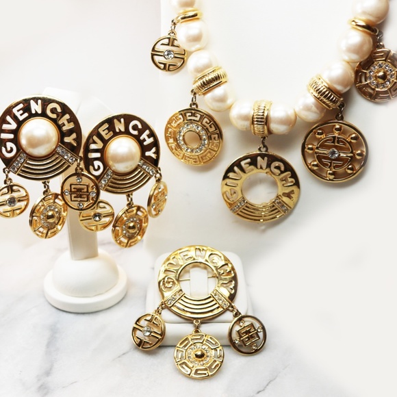 🎉 Host Pick ✨Vintage GIVENCHY LOGO Pearl Necklace - Picture 6 of 14